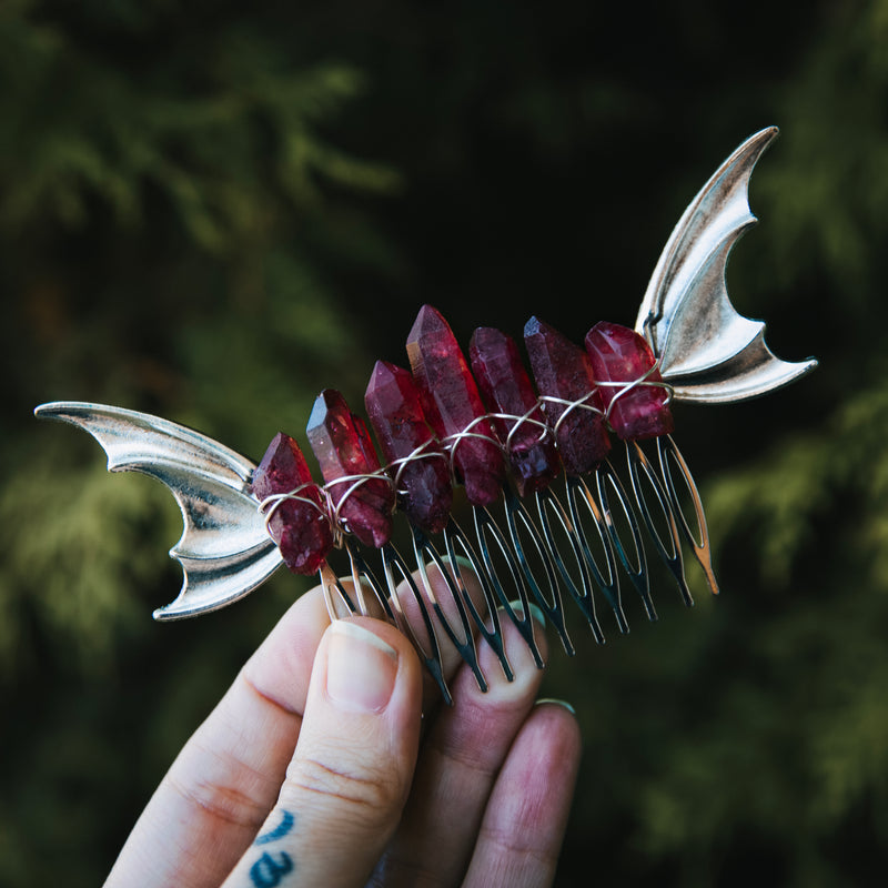 RED SILVER WINGS- HAIR COMB🦇❤️